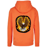 Adelaar Arend Eagle Vlammen Vuurzee XXL Strijk Embleem Patch op de rugzijde van een oranje hoodie