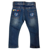 Twee maal de Denim Hartje Strijk Patch Rood Blauw Geruite op de achterzakken van een spijkerbroekje