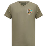 Love Tattoo Strijk Embleem Patch Beige op een groen t-shirtje