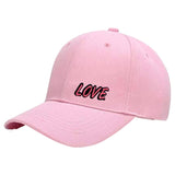 Love Comic Style Tekst Strijk Embleem Patch op een roze cap