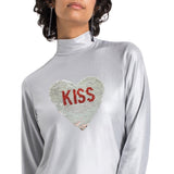 Hart Kiss Tekst Rode Mond Reversible Paillette XL Op Naai Patch op een zilverkleurige longsleeve