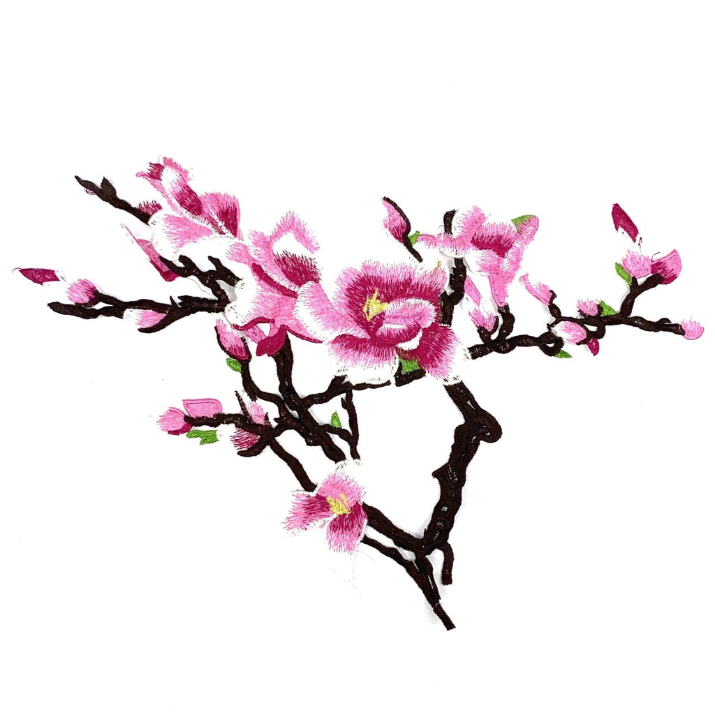 Opnaai patch van een magnolia bloesemtak links met geborduurde details