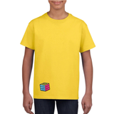 Rubik Kubus Strijk Embleem Patch op een geel t-shirtje