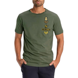 Golden U.S. Army Patch Set op een groen t-shirt