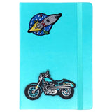 Raket Gele Vlam Strijk Embleem Patch samen met een blauwe motor strijk patch op een blauwe agenda