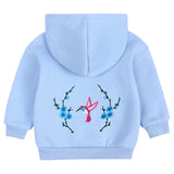 Pruimen Bloesem Bloemen Licht Blauw Strijk Embleem Patch rechts samen met de linker variant  op de rugzijde van een kleine lichtblauwe baby hoodie