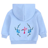 Pruimen Bloesem Bloemen Licht Blauw Strijk Embleem Patch Links samen met de rechter variant  op de rugzijde van een kleine lichtblauwe baby hoodie