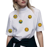 Emoji Smiley Strijk Embleem Patch Blij samen met andere emoji strijk patches op een wit t-shirt