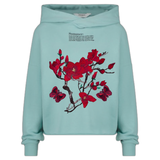 Magnolia Bloesem Vlinder Strijk Patch Set Rood 3 Patches op een blauwe sweater