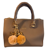 Sleutelhanger Pom Strik Strass Tas Keychain Cognac samen met de beige / crème variant aan een taupe leren handtas