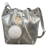 Sleutelhanger Pom Strik Strass Tas Keychain Wit aan een zilverkleurige tas