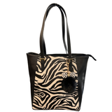 Sleutelhanger Pom Strik Strass Tas Keychain Zwart aan een zwarte schoudertas met zebraprint 