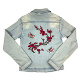 Luxe Vlinders Roze Bloesem Strijk Embleem Patch Set op de achterzijde van een licht blauw spijkerjasje