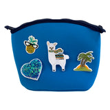 Palmbomen Zonsondergang Strijk Embleem Patch samen met drie andere strijk patches op een blauwe toilettas