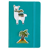 Palmbomen Zonsondergang Strijk Embleem Patch samen met een lama strijk patch op de voorzijde van een blauwe agenda