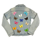Vlinder Strijk Embleem Patch Oranje Geel samen met 11 andere kleuren van deze patch op de rugzijde van een spijkerjasje