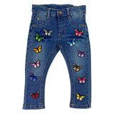 Vlinder Strijk Embleem Applicatie Patch Licht Roze samen met elf andere kleuren van deze patch op een klein spijkerbroekje