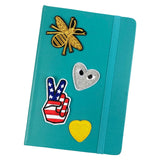 Peace Sign USA Vredesteken Strijk Embleem Patch samen met ander patches op de voorzijde van een blauwe agenda