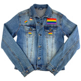 Rainbow Flag Regenboog Gay Pride Vlag Strijk Embleem Patch samen met vier regenboog emaille pins op een blauw spijkerjasje
