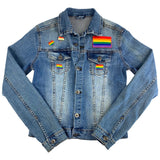 meerder regenboog vlag en hartjes emaille pins en een regenboog strijk patch op een blauw spijker jasje