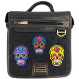 Sugar Skull Doodskop Strijk Embleem Patch Blauw samen met een gele en lila sugar spul strijk patch op een zwarte canvas tas