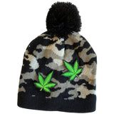 Twee Weed Wiet Hennep Cannabis Blad Strijk Embleem Patches op een muts met camouflage print