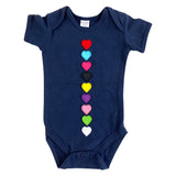 Klein Hartje Strijk Embleem Patch Applicatie Zwart Small samen met acht ander kleuren van deze patch op een babt rompertje