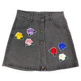 Roos Strijk Applicatie Patch Embleem Geel samen met vijf andere kleuren van deze strijk patch op een  grijs spijkerrokjeRoos Strijk Applicatie Patch Embleem Geel samen met andere kleuren van deze strijk patch op een kort grijs spijkerrokje