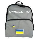 Oekraïne Ukraine Nationale Vlag Strijk Embleem Patch Geel Blauw samen met de emaille pin van de vlag van Oekraïne op een grijze rugzak
