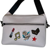 Lipstick Strijk Embleem Patch Paillette samen met 4 andere strijk patches op een licht beige tas