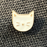 Close-up va nde Witte Poes Kat Emaille Pin