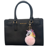 Sleutelhanger Eenhoorn Pom Fluffy Tas Keychain Roze aan een zwarte handtas