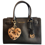 Sleutelhanger Pluche Hart Luipaard Print Tas Hanger Beige Bruin aan een zwarte leren hadntas