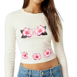 vijf afbeeldingen van de Hibiscus Bloemen Full Color Strijk Applicatie op een witte longsleeve