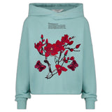 Magnolia Bloesem Bloemen Tak XL Strijk Embleem Patch Rood samen met twee bordeaux rode vlinders op een blauwe sweater