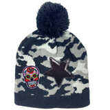 Skull Sugarskull Schedel Strijk Embleem Patch Roze samen met een zwarte paillette ster strijk patch op een muts met camouflage print