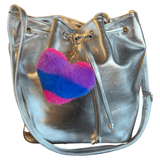 Sleutelhanger Pluche Hart Regenboog Print Tas Hanger Blauw Paars aan een zilverkleurige tas