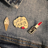 Close-Up van de IJs Softijsje Sprinkles Emaille Pin samen met twee andere pins