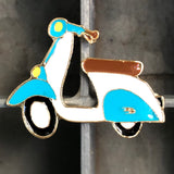 Scooter Emaille Pin Blau Weiß Retro