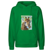 Giraffe Strijk Applicatie op een groene hoodieStrijk Applicatie Info: Een strijk applicatie kan eenvoudig en snel op een (gewassen) item gestreken worden, mits het item waarop het bevestigt wordt ook gestreken kan worden. (warmte kan verdragen) op een groen hoodie