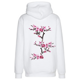 Magnolia Bloesem tak Opnaai Embleem Patch Middelste samen met de linker en rechter variant op de rugzijde van een witte hoodie