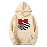 Hart Harten Love Strijk Applicatie op een crème kleurige hoodie  