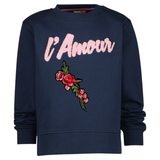 Bloem Roos Pioen Strijk Embleem Patch Links op een blauwe sweater met de tekst l'amour