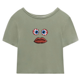   Mond Pailletten Rode Lippen Strijk Embleem Patch samen met twee oogbol strijk patches op een groen shirtje