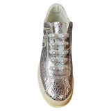 Pin Broche Steek Pin Knopen Witte Parel 10 stuks op de veter van een zilverkleurige sneaker