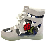 Kleine Rode Roos Met Blad Strijk Embleem Patch op een sneaker met camouflage print