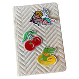 Kersen Strijk Embleem Patch Rood samen met twee andere strijk patches op een beige agenda