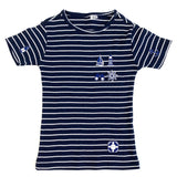 Marine Navy Opnaai Knoop Bootje samen met de zes andere varianten uit deze serie op een blauw met wit gestreept t-shirtje