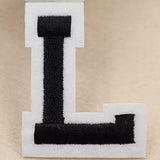 Zwarte Alfabet Letter L Met Witte Rand Strijk Patch