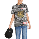 Tijger Paillette Strijk Embleem Patch Goud op een t-shirt met camouflage print